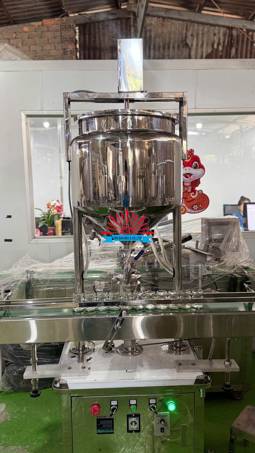 chiết rót kem và mật ong bằng máy gia nhiệt